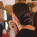 Chouchou L - Rouge à motif baroque et noir